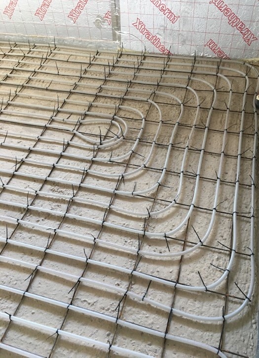 UFH pipes cable tied to mesh.jpg